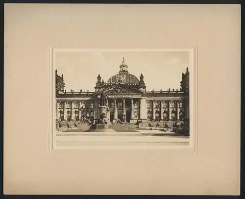 Fotografie unbekannter Fotograf, Ansicht Berlin, Bismarck-Statue vor dem Reichstag