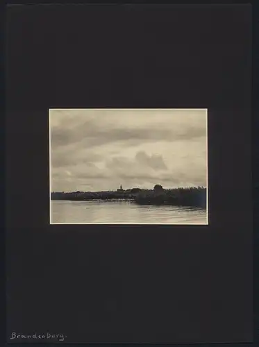 Fotografie unbekannter Fotograf, Ansicht Brandenburg / Havel, Havelpartie mit Kirchturm im Hintergrund