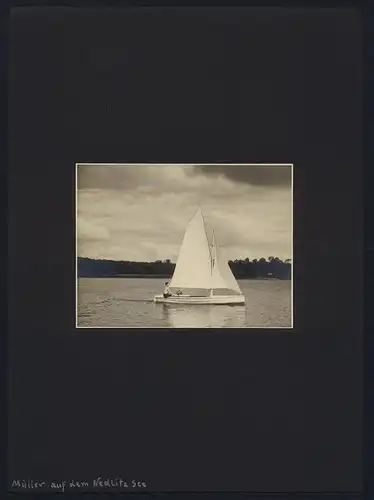 Fotografie unbekannter Fotograf, Ansicht Potsdam-Nedlitz, Segelboot auf dem Nedlitz-See