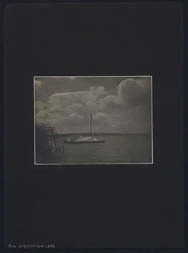 Fotografie unbekannter Fotograf, Ansicht Schwielowsee, abgedecktes Segelboot am Seeufer, Grossformat 24 x 32cm