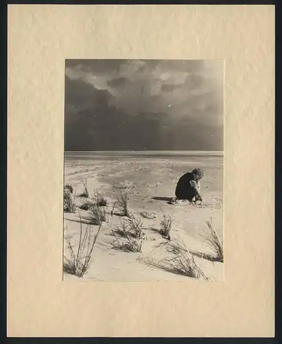 Fotografie unbekannter Fotograf, Ansicht Amrum, Urlauberin in den Dünen um 1937