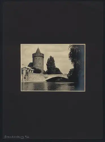 Fotografie unbekannter Fotograf, Ansicht Brandenburg / Havel, Havelpartie mit Steintorturm der Stadtmauer