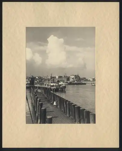 Fotografie unbekannter Fotograf, Ansicht Cuxhaven, Partie im Hafen um 1937