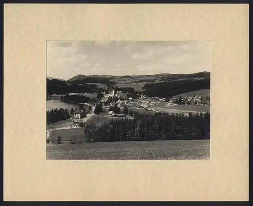 Fotografie unbekannter Fotograf, Ansicht Titisee / Schwarzwald, Gesamtansicht der Ortschaft um 1938