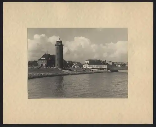 Fotografie unbekannter Fotograf, Ansicht Cuxhaven, Uferpartie mit Leuchtturm und Restaurant um 1937