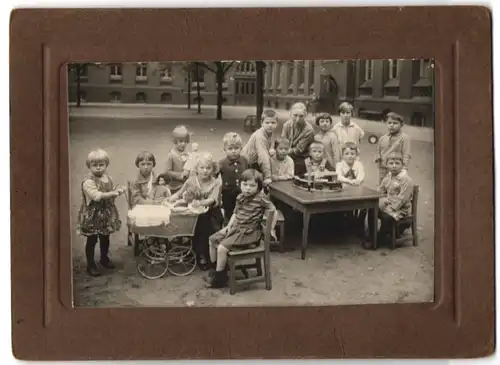 Fotografie Georg Utecht, Berlin, Jüdenstr. 27, unbekannter Ort, Kinder im Schulhof mit Spielzeug Eisenbahn, Puppenwagen
