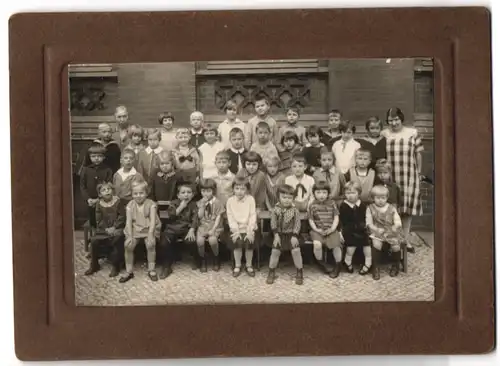 Fotografie Georg Utecht, Berlin, Jüdenstrasse 27, unbekannter Ort, Schulklasse beim Gruppenfoto mit ihren Lehrerinnen