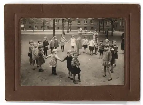 Fotografie Georg Utecht, Berlin, Jüdenstr. 27, unbekannter Ort, Kinder beim Ringtanz mit ihren Lehrerinnen