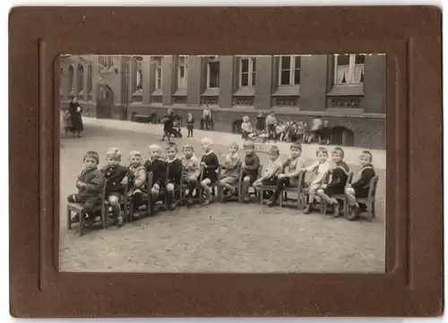 Fotografie Georg Utecht, Berlin, Jüdenstr. 27, unbekannter Ort, Kinder beim Stuhltanz auf dem Schulhof