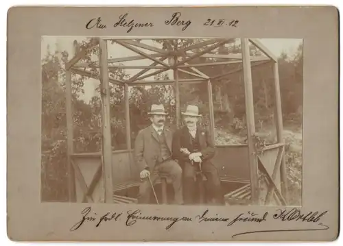 Fotografie unbekannter Fotograf, Ansicht Eisfeld, zwei Herren in einem Pavillon am Stelzener Berg, 1912
