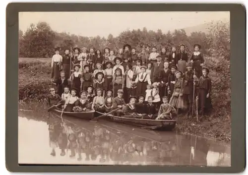 Fotografie unbekannter Fotograf und Ort, Wandergruppe in Kanus am Uferrand