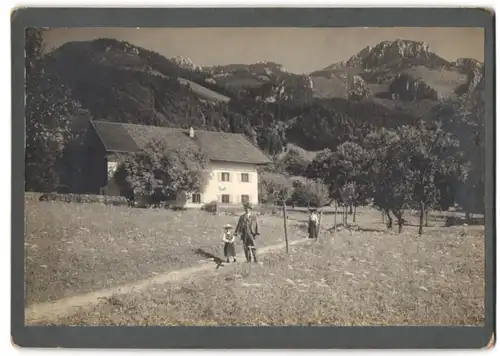 Fotografie unbekannter Fotograf, Ansicht Hohenaschau, Wohnhaus des Onkel Richard mit Kampenwand Berg