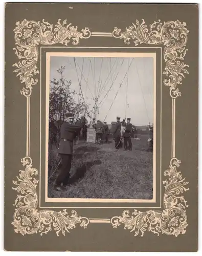 Fotografie unbekannter Fotograf und Ort, Soldaten in Uniform beim starten eines Fesselballons