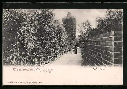 AK Treuenbrietzen, Passant mit Fahrrad und Hund am Pulverturm