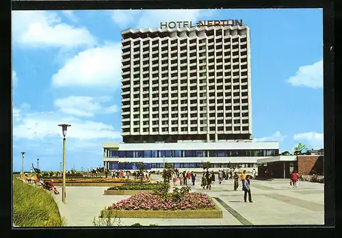 AK Rostock-Warnemünde, Am Hotel Neptun mit Vorplatz