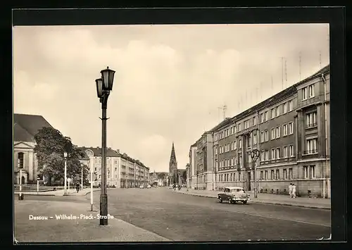 AK Dessau, Wilhelm-Pieck-Strasse mit Auto