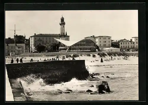 AK Warnemünde, An der Mole mit Strandgästen