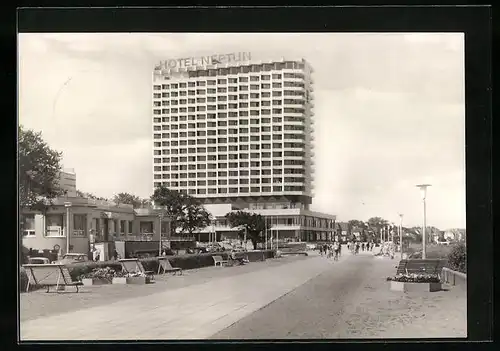 AK Rostock-Warnemünde, Hotel Neptun mit Strandpromenade