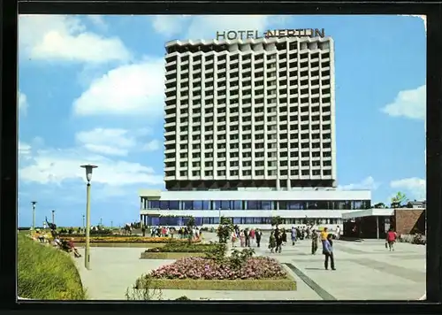 AK Rostock-Warnemünde, Hotel Neptun mit Passanten