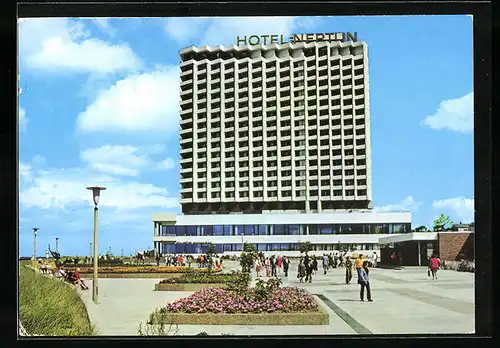 AK Rostock-Warnemünde, Hotel Neptun mit Vorplatz und Blumen