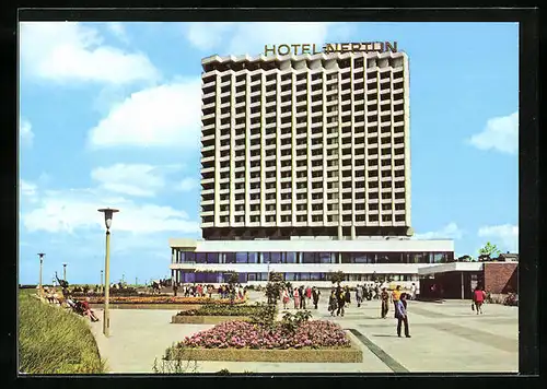 AK Rostock-Warnemünde, Hotel Neptun mit Passanten