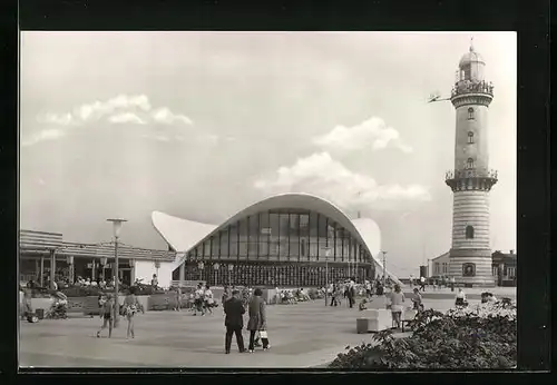 AK Rostock-Warnemünde, Strandpromenade mit Leuchtturm und Passanten