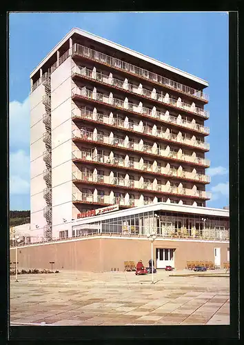 AK Sassnitz, Rügen-Hotel mit Vorplatz und Terrassen