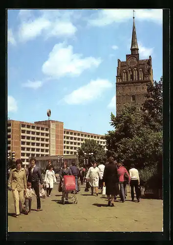AK Rostock, Interhotel Warnow mit Passanten