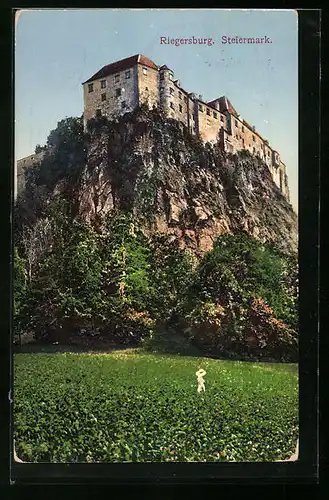 AK Riegersburg, Frau mit Hut auf der Wiese am Fusse der Burg