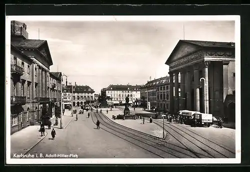 AK Karlsruhe i. B., Strassenpartie am Platz