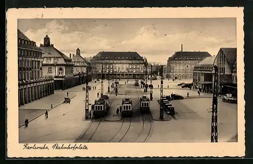 AK Karlsruhe, Strassenbahnen am Bahnhofplatz