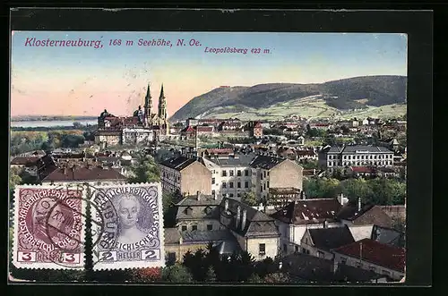 AK Klosterneuburg, Ortsansicht mit Leopoldsberg und Kirche