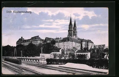 AK Klosterneuburg, Stift und Stiftskirche mit Eisenbahngleisen