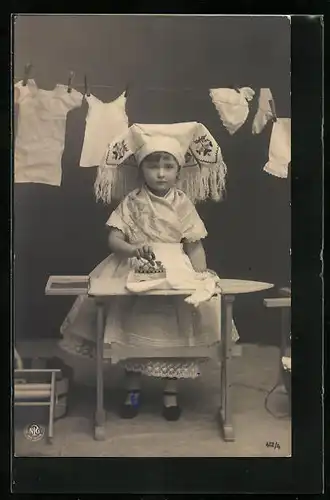 AK Kleine Spreewälderin am Bügeleisen