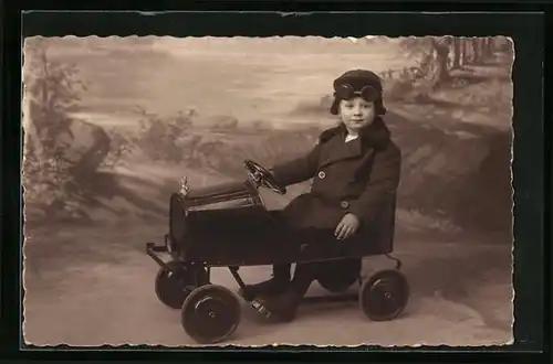 AK Knabe in Chauffeurskluft in Spielzeugauto vor Landschaftskulisse