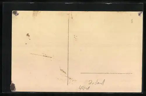 AK Knabe mit Spielzeugauto in einem Garten