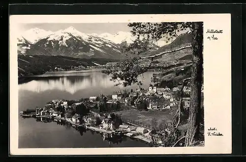 AK Millstatt am See, Ortsansicht aus der Vogelschau mit schneebedeckten Bergen