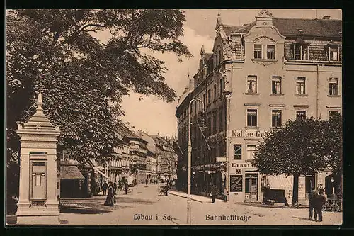 AK Löbau /Sa., Bahnhofstrasse mit Wettersäule