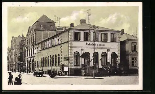AK Neumünster, Bahnhofs-Hotel mit Passanten