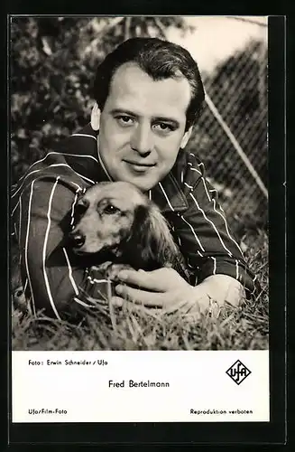 AK Schauspieler Fred Bertelmann mit Hund im Arm