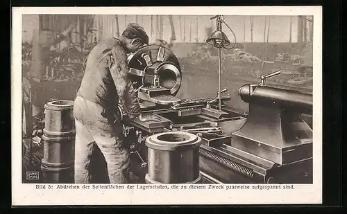 AK Hannover-Linden, Hanomag, Werdegang eines Achslagers, Fabrikarbeiter beim Abdrehen der Seitenflächen der Lagerschalen