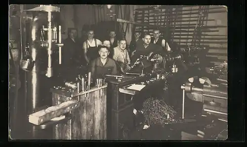 AK Fabrikarbeiter in einer Werkstatt