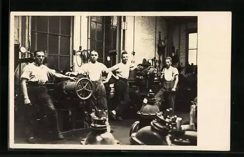 AK Fabrikarbeiter in einer Werkshalle