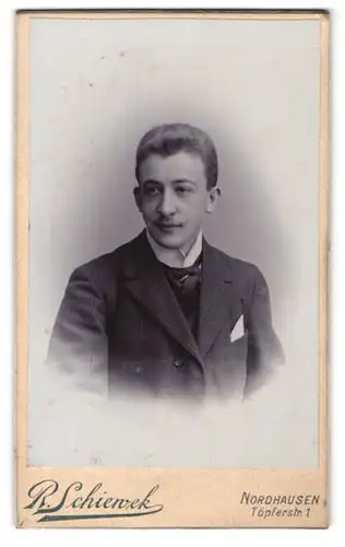 Fotografie R. Schiewek, Nordhausen, Töpferstr. 1, Portrait charmanter junger Mann im Jackett