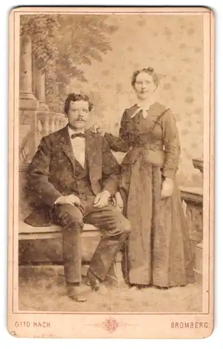 Fotografie Otto Hach, Bromberg, Danzigerstr. 1, Portrait eines elegant gekleideten jungen Paares