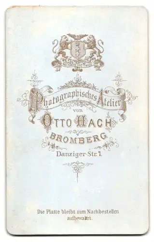 Fotografie Otto Hach, Bromberg, Danzigerstr. 1, Portrait eines elegant gekleideten jungen Paares