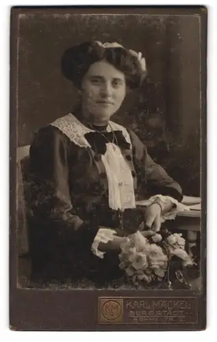 Fotografie Karl Mäckel, Burgstädt, Böhmestr. 2, Portrait bildschöne Frau mit Blumen in der Hand