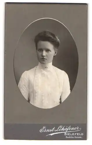 Fotografie Ernst Lohöfener, Bielefeld-Gadderbaum, Gütersloherstr. 18a, Portrait dunkelhaarige Schönheit in weisser Bluse