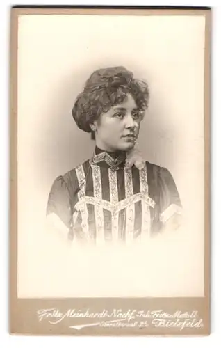 Fotografie Fritz Meinhardt, Bielefeld, Obernthorwall 25, Portrait brünette Schönheit in bestickter Bluse