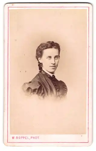 Fotografie W. Boppel, Heidenheim a. Br., Portrait dunkelhaarige Schönheit in prachtvoller Bluse